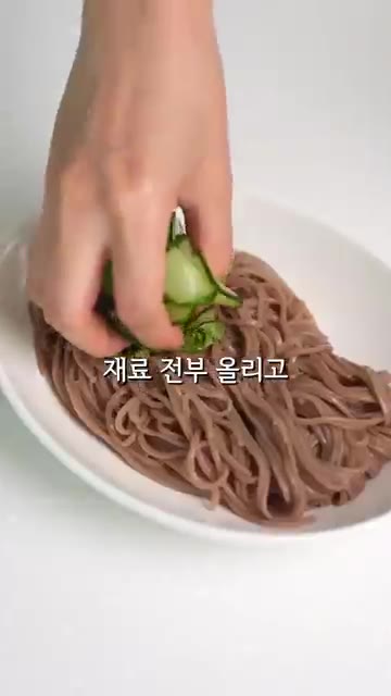 그릇에 메밀면, 오이, 구운 두부를 담고 간장, 설탕, 다진 마늘,… — 오이랑 두부 맨날 사오는 이유 #레시피