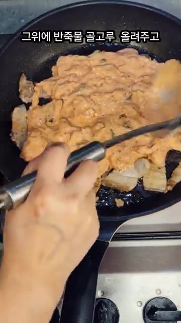 익힌 삼겹살 위에 김치 반죽을 골고루 올려 얇게 펼쳐준다. — 남은 삼겹살 김치전