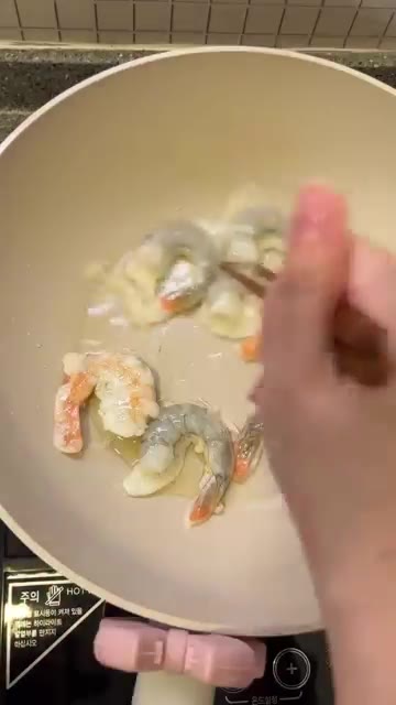 새우에 감자전분 반죽을 묻힌다. — 라이트 마라샹궈에 레몬크림새우!