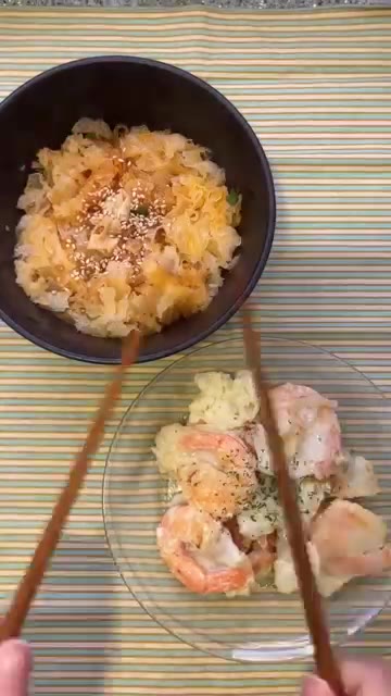 컵누들 마라탕맛에 뜨거운 물을 붓고 소스를 넣어 비빈다. — 라이트 마라샹궈에 레몬크림새우!