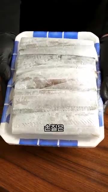 갈치 두 마리를 준비하고, 구매할 때 손질은 맡기는 것이 좋습니다.… — 비린내 없이 갈치조림 만드는 법!