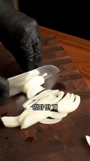 무는 1cm 두께로 썰고, 양파 반 개, 대파 반 대, 청양고추도… — 비린내 없이 갈치조림 만드는 법!