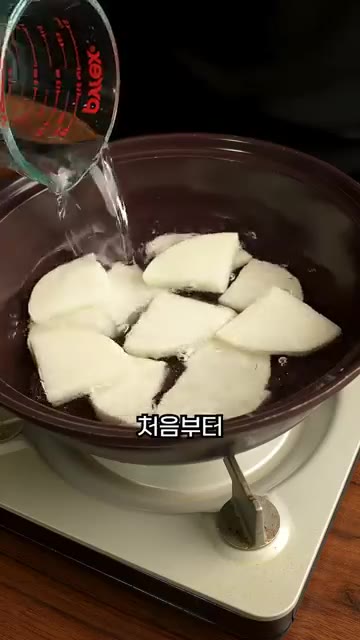 세 번째 팁은 무를 먼저 냄비 바닥에 깔고 물 500ml와 양념장… — 비린내 없이 갈치조림 만드는 법!
