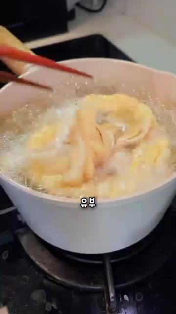 물 600ml에 한알육수 2개를 넣고 끓인 후 양파를 넣고 계란물을… — 우동보다 맛있는 쫄우동