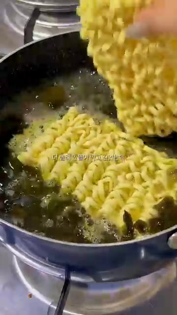 미역이 어느 정도 익으면 불닭볶음면 스프를 넣고 끓인다. — 불닭미역탕면