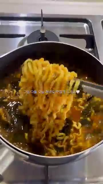 맛있게 완성된 불닭미역탕면을 그릇에 담아낸다. — 불닭미역탕면