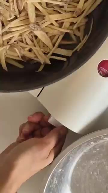 치즈를 올리고 녹을 때까지 익힌다. — 치즈 감자채전 & 시나몬 고구마채전