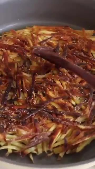고구마채전을 앞뒤로 뒤집어가며 바삭하게 익힌다. — 치즈 감자채전 & 시나몬 고구마채전