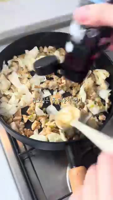 밥을 넣고 간장으로 간을 한다. — 간단 닭가슴살 불닭볶음밥 도시락