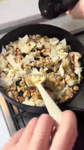불닭 소스를 넣고 잘 섞어 볶는다. — 간단 닭가슴살 불닭볶음밥 도시락