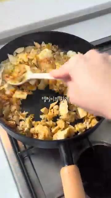 참기름과 깨를 넣고 마무리한다. — 간단 닭가슴살 불닭볶음밥 도시락