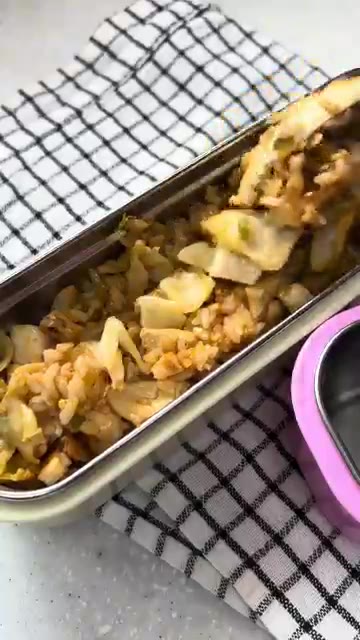 볶음밥을 도시락 통에 담는다. — 간단 닭가슴살 불닭볶음밥 도시락