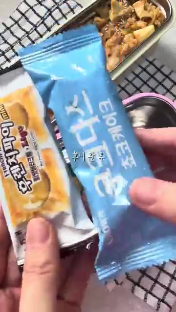 도시락 통에 바나나와 과자를 함께 담는다. — 간단 닭가슴살 불닭볶음밥 도시락