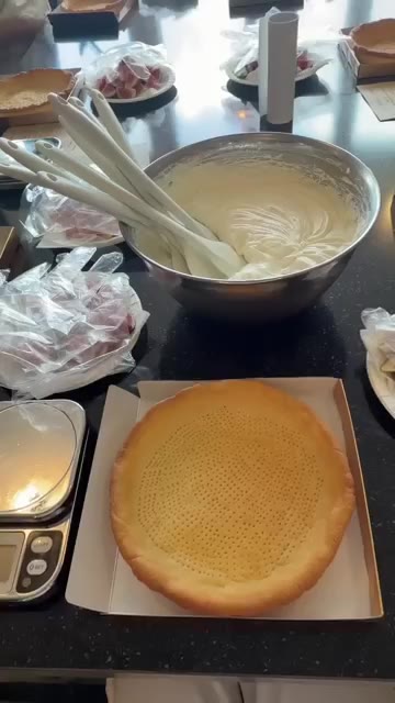 타르트 위에 크림치즈를 예쁘게 펴 바른다. — 무화과 타르트 만들기