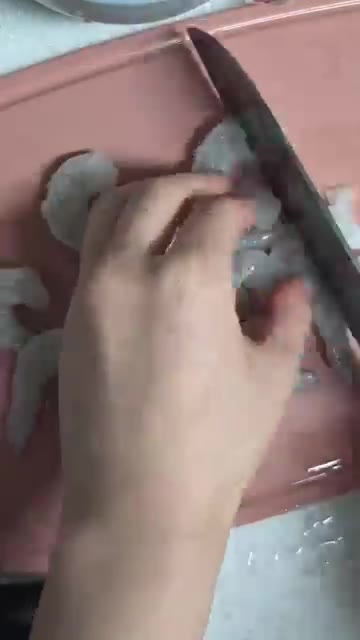 새우를 깨끗하게 손질한다. — 새우 브로콜리전 만들기