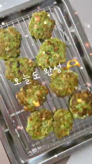 팬에 식용유를 두르고 반죽을 한 숟가락씩 올려 노릇하게 부친다. — 새우 브로콜리전 만들기