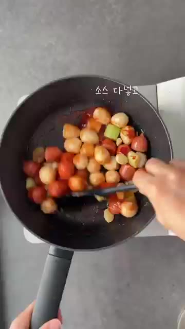 미리 만들어둔 소스를 넣고 재료에 잘 배도록 섞어준다. — 소시지 메추리알 볶음 (간식/맥주안주/아이반찬)