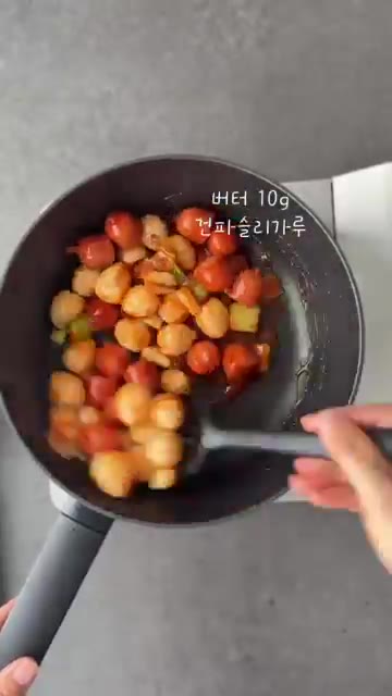 버터 10g과 건파슬리가루를 넣고 윤기가 나도록 섞어주면 완성이다. — 소시지 메추리알 볶음 (간식/맥주안주/아이반찬)