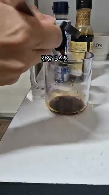 프라이팬에 냉동 대파 한 줌과 냉동 양파 한 줌을 넣습니다. — 김치볶음밥 베이스 만들기