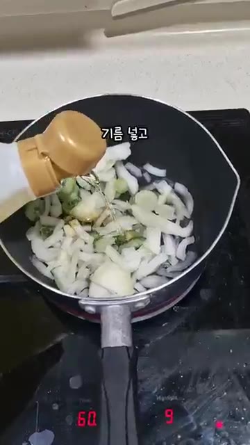 기름을 두르고 야채를 먼저 볶습니다. — 김치볶음밥 베이스 만들기