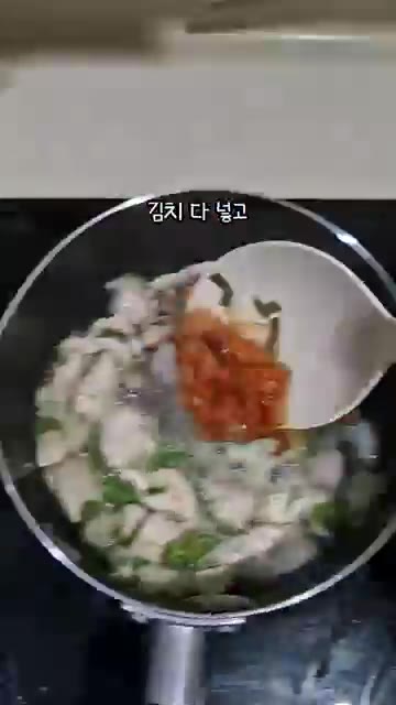 김치를 다 넣고 국물이 졸아들 때까지 볶아줍니다. — 김치볶음밥 베이스 만들기