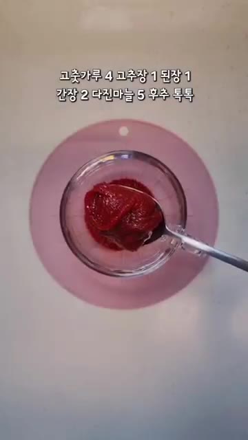 준비한 재료들을 냄비에 넣고 물 1L를 부어줍니다. 고춧가루 4큰술… — 부대찌개 초간단 레시피 🥘