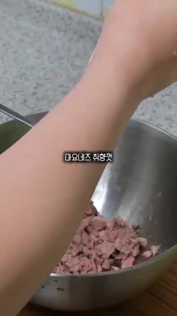 따뜻한 밥에 단촛물을 넣고 잘 비벼줍니다. — 스트레스 받을 땐 청양참치마요 유부초밥