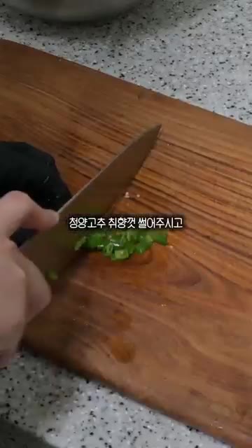 기름을 뺀 참치에 마요네즈와 굴소스를 넣고 비벼줍니다. — 스트레스 받을 땐 청양참치마요 유부초밥