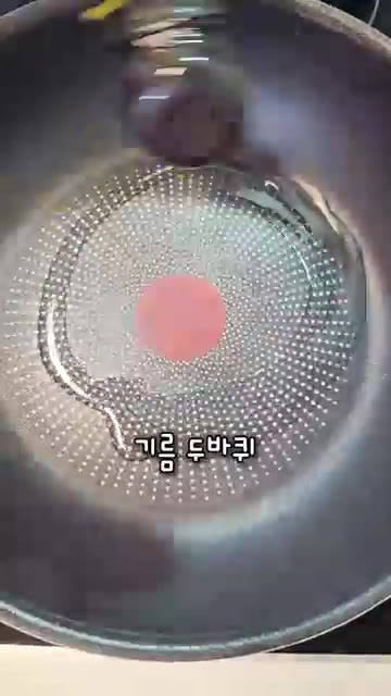 팬에 기름을 두르고 다진 마늘과 대파를 넣어 볶다가 대패삼겹살을 넣… — 대패삼겹살 가지 볶음 레시피