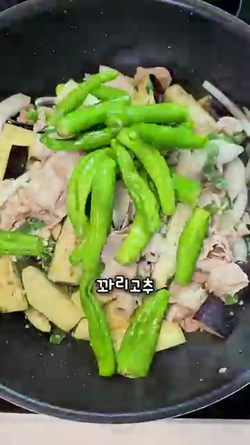 꽈리고추와 홍고추를 넣고 살짝 볶다가 미리 만들어둔 소스를 넣습니다. — 대패삼겹살 가지 볶음 레시피