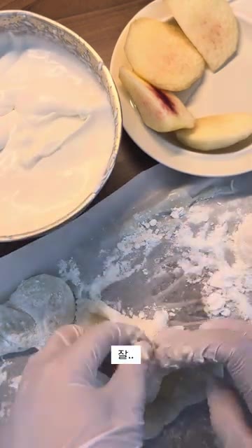 완성된 복숭아 요거트 찹쌀떡을 접시에 담는다. — 복숭아 요거트 찹쌀떡 만들기
