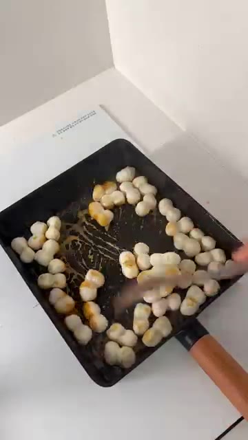 팬에 버터 한 조각과 알룰로스 3큰술을 넣는다. — 카라멜 팝콘 맛 조랭이떡 에어프라이어 레시피
