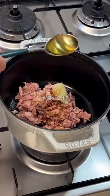 참치캔의 기름을 빼고 냄비에 담은 후 다진 마늘, 진간장, 알룰로스… — 일반 참치캔으로 만드는 매콤한 고추참치 치즈밥
