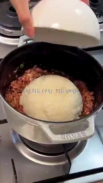 밥을 넣고 참치와 밥이 잘 섞이도록 볶아줍니다. — 일반 참치캔으로 만드는 매콤한 고추참치 치즈밥