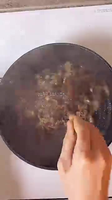 양념이 입혀지면 물 600ml를 붓고 끓여줍니다. 끓기 시작하면 불… — 초간단 10분 우삼겹 갈비탕 레시피