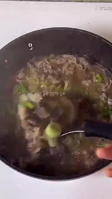 간을 보고 부족한 간은 소금으로 맞춰 맛있게 드세요. — 초간단 10분 우삼겹 갈비탕 레시피