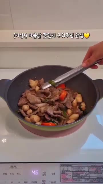 다음날 팬에 재워둔 고기를 넣고 맛있게 구워줍니다. — 양념돼지갈비 초간단 레시피