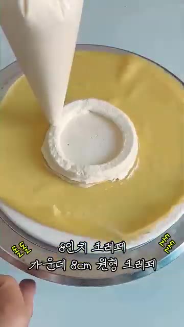 팬을 가장 약한 불로 달구고 반죽을 얇게 부어주세요. 표면에 기포가… — 망고 크레페 만들기🥭 프라이팬으로 완성하는 디저트