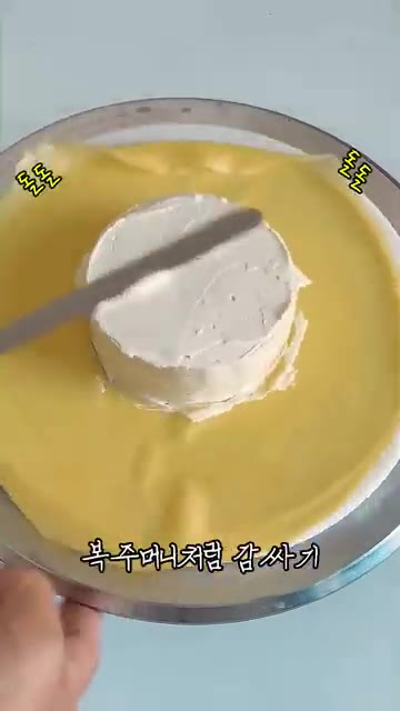 생크림 250g과 설탕 15g을 넣고 휘핑해주세요. — 망고 크레페 만들기🥭 프라이팬으로 완성하는 디저트