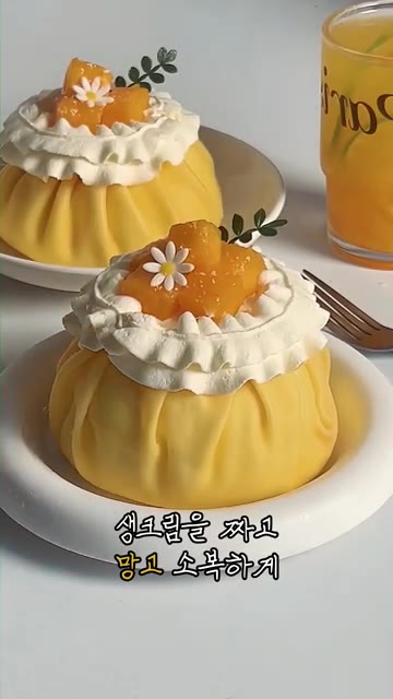 크레페 위에 크림을 둥글게 짜고 망고를 채워 넣는 과정을 2번 반복… — 망고 크레페 만들기🥭 프라이팬으로 완성하는 디저트