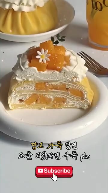 마지막으로 위에 생크림을 짜고 망고를 소복하게 올려 장식하면 완성입니다. — 망고 크레페 만들기🥭 프라이팬으로 완성하는 디저트