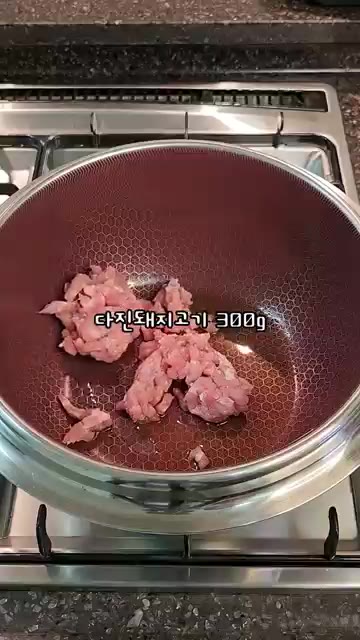 팬에 올리브유를 두르고 다진 돼지고기를 넣어 볶다가 신김치를 넣고… — 아이도 좋아하는 청국장 레시피