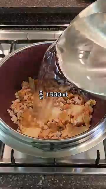 물을 1500ml 붓고 끓으면 된장 1큰술을 풀어줍니다. — 아이도 좋아하는 청국장 레시피