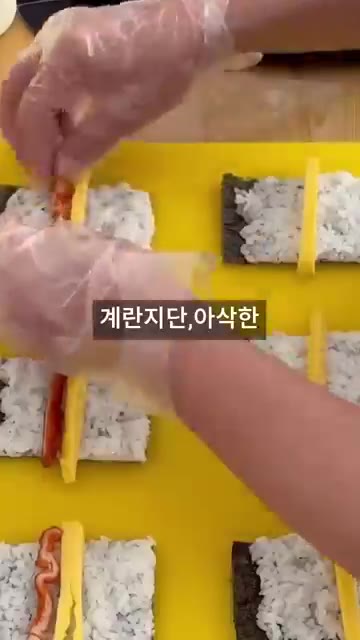 밥 위에 계란 지단, 단무지, 게살, 오이를 썰어 넣습니다. — 톡톡 터지는 식감 대박! 입맛 싹 돌게 만드는 콘마요 꼬마김밥