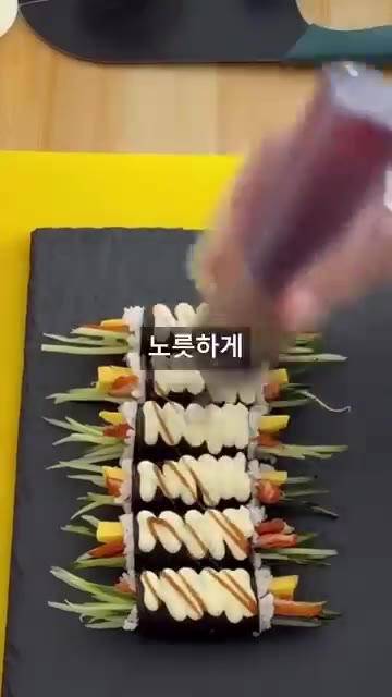 마요네즈와 케첩을 뿌린 후 토치로 노릇하게 구워 옥수수와 함께 풍미… — 톡톡 터지는 식감 대박! 입맛 싹 돌게 만드는 콘마요 꼬마김밥