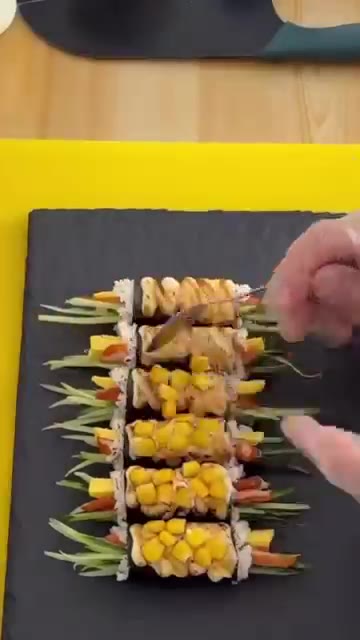 옥수수를 토핑으로 얹어주면 시각과 미각을 사로잡는 콘마요 꼬마김밥… — 톡톡 터지는 식감 대박! 입맛 싹 돌게 만드는 콘마요 꼬마김밥