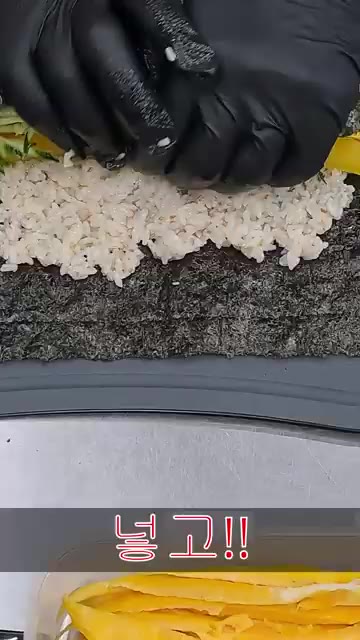 재료를 올린 후 김을 단단하게 말아준다. — 매콤 어묵 김밥 만들기