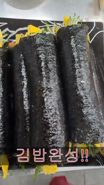 김밥을 먹기 좋은 크기로 썰어 완성한다. — 매콤 어묵 김밥 만들기