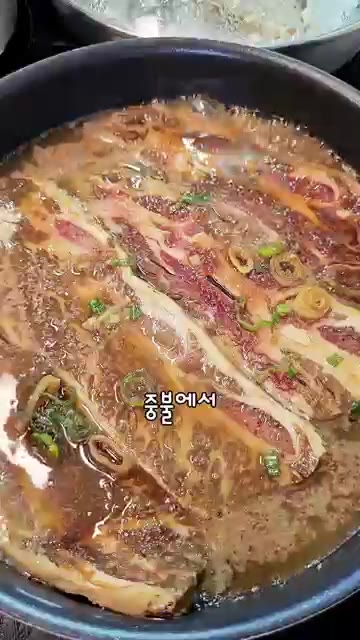 팬에 LA 갈비를 올리고 양념과 함께 자작하게 구워줍니다. — LA갈비 집밥 레시피