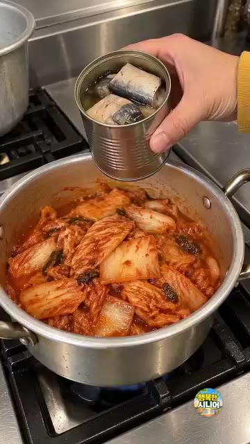 빈 꽁치 통조림 캔에 물을 한 캔 채워 냄비에 붓고 양파와 대파를… — 꽁치찌개 통조림 국물 버리지 마세요! 국물 맛 진한 시니어 건강 집밥 요리